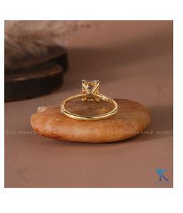 Magnifique bague de fiançailles en or 18 carats avec diamant taille émeraude et bande pavée pour femme, bijoux fins, design de bijoux personnalisé - Product Image 4