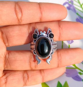 Bague ovale en onyx noir, argent sterling, faite à la main, motif grenouille, bijou statement, cadeau d'anniversaire pour femme - Product Image 1