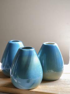 แจกันเซรามิกสีเขียวอมฟ้าทรงโค้งมน ดีไซน์หรูหรา เคลือบเงาอย่างสวยงาม เหมาะสำหรับตกแต่งบ้านอย่างมีระดับ - Product Image 3