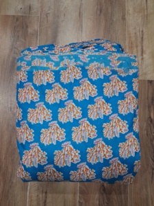 Tissu en coton imprimé à la main, style Jaipuri Sanganeri, teinture naturelle, imprimé floral, textile doux et respirant pour la confection de robes et vêtements - Product Image 2