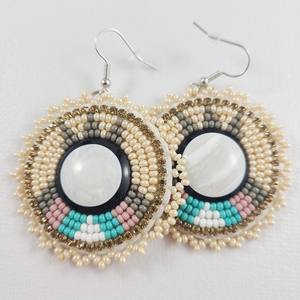 Pendientes de cuentas de cristal brillantes para un conjunto elegante de celebración que ofrece un acabado resplandeciente y una artesanía refinada. - Product Image 1