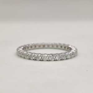 Bague unisexe tendance en argent sterling 925 avec moissanite taille ronde, idéale pour les fiançailles, les fêtes ou comme cadeau pour elle. - Product Image 1
