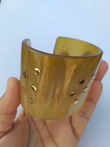 Bracelet rond en corne de vache naturelle pour femmes, design animal moderne, fait à la main, poli - Product Image 3