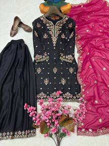 Dale un toque moderno a tu guardarropa con el nuevo conjunto de salwar kameez para mujer, ideal para fiestas. - Product Image 5