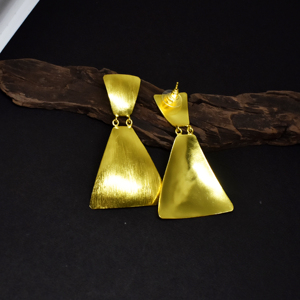 Divyansh Gems Jewellers Boucles d'oreilles pendantes géométriques en argent sterling, dorées, faites à la main, triangle, pour femmes, luxe moderne - Product Image 1