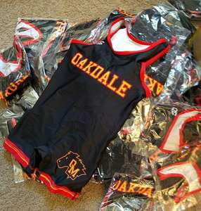 ชุดนักมวยปล้ำแบบสิงเกิลเล็ต สำหรับมืออาชีพและสมัครเล่น ชุดทีมสั่งทำพิเศษ โลโก้ด้านหน้า ผลิตจากโพลีเอสเตอร์ 100% น้ำหนักเบา ระบายอากาศได้ดี เหมาะสำหรับทั้งชายและหญิง - Product Image 1