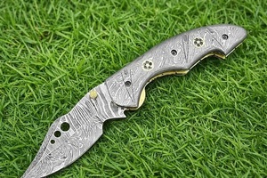 Couteau pliant artisanal en acier Damas de qualité industrielle avec manche en Damas et étui en cuir pour le camping en plein air - Product Image 5