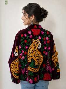 Veste Suzani en velours marron avec motif tigre et broderie florale complexe, attrayante pour les femmes, artisanale traditionnelle indienne, manteau d'hiver. - Product Image 2