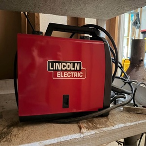 Machine à souder Lincoln en gros avec une conception durable et des performances de soudage efficaces pour les travaux de fabrication et de construction - Product Image 2