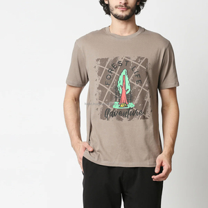Camiseta de Manga Corta con Cuello Redondo y Estampado de Aventura en el Bosque para Hombre, de Algodón Jersey, Corte Regular, Estilo Casual - Product Image 1