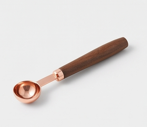 Cuillère à mesurer esthétique en or rose poli avec manche en bois, design élégant et roulé, ustensiles de cuisine pour la cuisson - Product Image 1