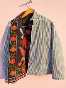 เสื้อเบลเซอร์สั้นผ้ากำมะหยี่ปักลายซูซานีรูปนกแก้วแบบดั้งเดิมของคารัม อินดัสทรีส์ งานแฮนด์เมดใหม่ ระบายอากาศได้ดี เหมาะสำหรับผู้หญิงใส่ไปงานปาร์ตี้ - Product Image 4