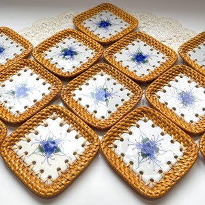 Elegante Posavasos con Borde de Ratán y Centro de Cerámica, Ideal para Servir en la Mesa del Comedor y Darle un Aspecto Premium a la Cocina - Product Image 4