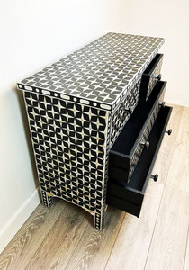 Commode de salon moderne faite à la main, style géométrique noir et blanc, incrustation nacre, 5+ tiroirs - Product Image 2