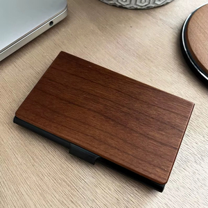 Tarjetero con grabado de nogal de primera calidad para profesionales de negocios, organizador de oficina con estilo duradero Tradebyd - Product Image 1