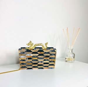 Pochette en bois avec poignée dragon doré, motif géométrique, sac de soirée artisanal - Product Image 1