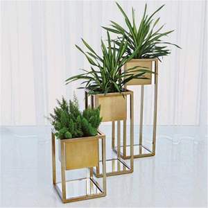 Macetero alto de estilo único con soporte de hierro forjado para añadir elegancia a espacios interiores como pasillos o vestíbulos - Product Image 4