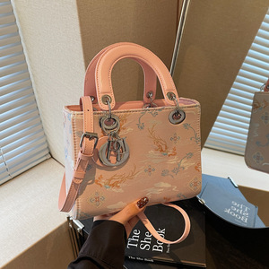 Sac à main de style chinois haut de gamme Princesse Diana, sac fourre-tout brodé polyvalent pour femmes, nouveau style 2026. - Product Image 2
