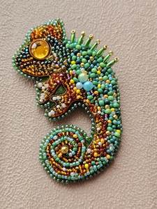 Broche artisanale exclusive brodée de perles avec détails floraux faits main, élégante broderie de perles artisanales - Product Image 6