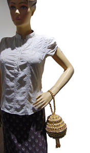 Sac de soirée à rabat en maille métallique en laiton avec porte-monnaie en pierre et bandoulière métallique, capacité compacte - Lowellcraft.com - Product Image 6