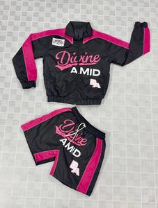 Conjunto Deportivo Unisex Divine Negro y Rosa, Chaqueta con Cremallera y Pantalones Cortos, con Logotipo AMD Impreso por Transferencia Térmica - Product Image 1