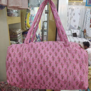 กระเป๋าเดินทางผ้าฝ้ายแบบเย็บติดกัน กระเป๋าถือสุดสัปดาห์ผ้าฝ้าย กระเป๋าออกกำลังกาย ผู้ผลิตผ้าพิมพ์ลายแบบชาวชาวัยปุรี ผู้ส่งออก ขายส่ง B2B OEM - Product Image 1