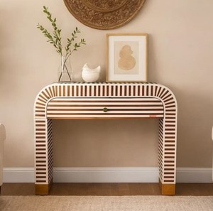 Table console artisanale en os incrusté avec tiroir, design géométrique, table d'entrée contemporaine, meuble cascade pour hall et salon - Product Image 1
