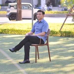 Chaise en plastique moulé imitation osier TM09 de couleur grise avec accoudoirs - Une chaise de jardin élégante et fiable - Product Image 3