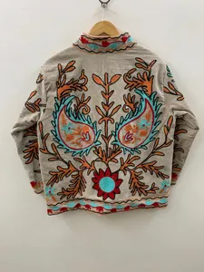 Chaqueta de Terciopelo Hecha a Mano de Primera Calidad para Mujer, Estilo Tradicional Cachemirí con Bordado Suzani, Chaqueta Elegante para Invierno - Product Image 2