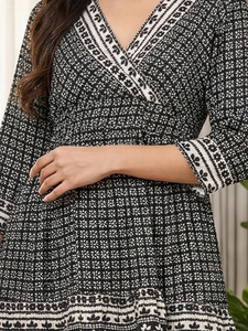 Robe à volants en polyester à motif floral pour femme, noire, manches trois quarts, col superposé, mode décontractée, robe d'été à volants style western - Product Image 4