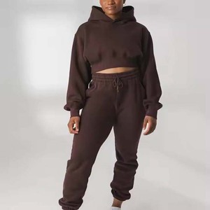 Sudadera Corta con Capucha y Bolsillos para Mujer - Práctica y Elegante, Perfecta para la Comodidad en Movimiento - Product Image 2