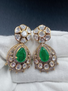ต่างหูแบบติดหูชุบทอง 22k ดีไซน์ดอกไม้จาก Amaira Jewels สำหรับเครื่องประดับงานแต่งงานของผู้หญิง - Product Image 2