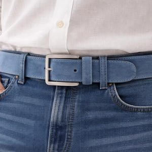 เข็มขัดหนังแท้ผู้ชาย |   ผิวสัมผัสหนังกลับสีน้ำเงินพรีเมียม |   หัวเข็มขัดแบบคลาสสิก |   ผู้ผลิตและจำหน่ายสินค้า OEM แบบขายส่ง |   ดีไวน์ อินเตอร์เนชั่นแนล - Product Image 1