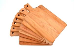 Tabla de cortar hecha a mano de madera maciza de mango, apta para lavavajillas y ecológica. - Product Image 3