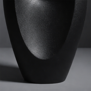 Impresionante Florero de Metal Negro Mate con un Diseño Escultural Abstracto y Central Hueco para Decoración Interior Moderna - Product Image 4