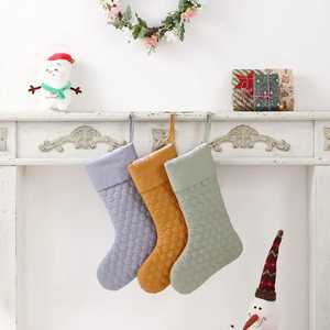Chaussette de Noël classique en velours rouge avec bordure blanche et pompons, pour cheminée, sac cadeau de Noël pour la famille - Product Image 3