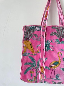กระเป๋าโท้ทสีชมพูทันสมัยลายควิลท์ พร้อมลายพิมพ์ลายเสือดาวและนกฟลามิงโกแบบแฮนด์บล็อก สไตล์โบฮีเมียน กระเป๋าถือแบบเปิดด้านบนสำหรับผู้หญิง - Product Image 4