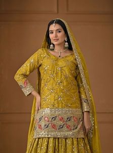 Ensemble Sharara de style pakistanais haut de gamme très tendance, Kurta en soie pure avec dupatta brodée, tenue ethnique pour fêtes et occasions spéciales - Product Image 4