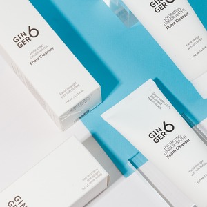 Limpiador facial diario suave en espuma con agua de jengibre, ácido hialurónico, fórmula vegana, acción burbujeante para piel sensible con tendencia al acné e hidratación. - Product Image 5