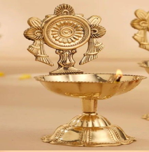 Diya tradicional de latón con motivo solar y base robusta. Radianse con luz divina en cualquier hogar. Disponible a precios de mayorista. - Product Image 1