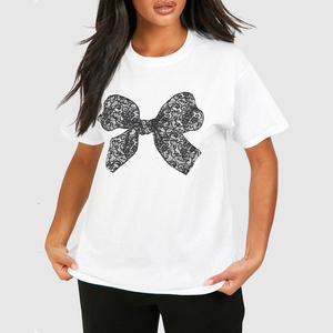 Camiseta Gráfica Blanca Personalizada para Mujer con Estampado de Lazo de Encaje Negro, Manga Corta, Cuello Redondo, Estilo Casual, Fabricante Mayorista - Product Image 3