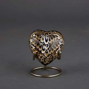 Urna Funeraria en Forma de Corazón, Dorada y Negra, con Soporte Metálico, Tallada a Mano, Urna Conmemorativa Moderna Personalizada para Seres Queridos - Product Image 1