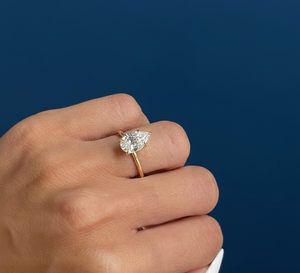 Anillo de Compromiso con Diamante Cultivado en Laboratorio de 2.00 Ct, Certificado por IGI, Corte Pera VVS2 F, Oro Amarillo de 14K, Chapado en Rodio, Venta al Por Mayor - Product Image 1