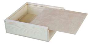 Caja de madera estilo medieval disponible en 2026 para joyas o juguetes infantiles con tapa deslizante superior. Fabricado por M.I.G. EXPORTACIONES. - Product Image 3