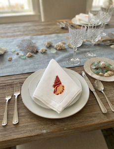 Serviettes de table carrées en coton brodées sur mesure avec motif escargot, élégantes pour la décoration de table, idéales pour la maison, les mariages et les fêtes. - Product Image 1
