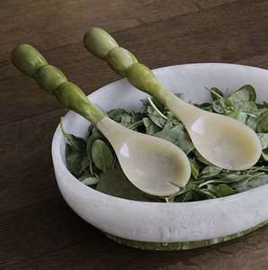Bols en résine blanche faits à la main avec base verte et cuillères en os pour servir des salades, ensemble de vaisselle minimaliste - Product Image 2