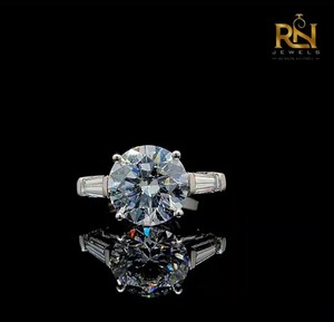 Bague de fiançailles de luxe pour homme en or massif avec diamant de laboratoire couleur DEF, pierres latérales taille baguette, trois pierres, OEM ODM, vente en gros - Product Image 1