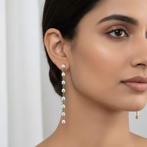 Boucles d'oreilles pendantes longues et linéaires serties de diamants ronds de 0,95 CTW en or massif - Product Image 6