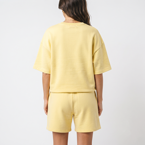 Conjunto de 2 piezas de camiseta informal de manga corta con cuello en V y estampado a rayas con pantalones cortos con cordón en la cintura, tejido de punto sólido para mujer - Product Image 3