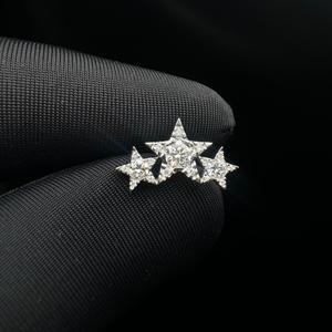 Boucles d'oreilles clous en or massif 14 carats avec diamants de laboratoire en forme de guirlande céleste à trois étoiles, bijoux de piercing en grappe d'étoiles pour femme - Product Image 4